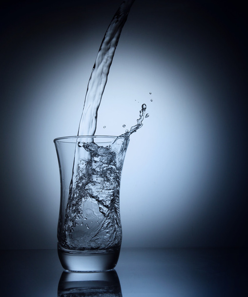 Νερό χύνοντας σε ένα ποτήρι - Φωτογραφία, εικόνα