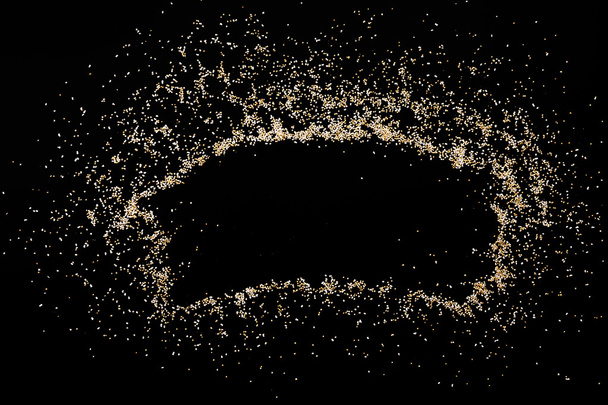 Merkki siemenistä mustalla pohjalla
 - Valokuva, kuva