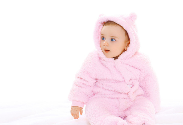Портрет сладкого малыша в мягком комбинезоне, смотрящего на белый
  - Фото, изображение
