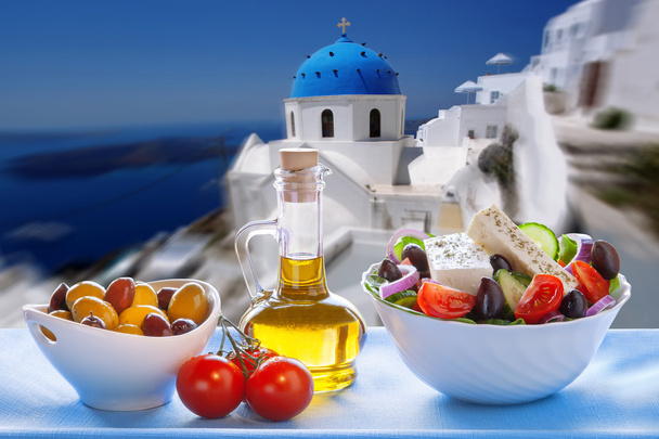 Ensalada griega en la isla de Santorini en Grecia
 - Foto, imagen