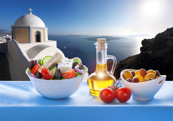 Insalata greca nell'isola di Santorini in Grecia
 - Foto, immagini