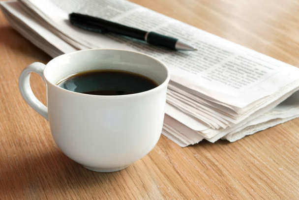 's ochtends koffie en krant. - Foto, afbeelding