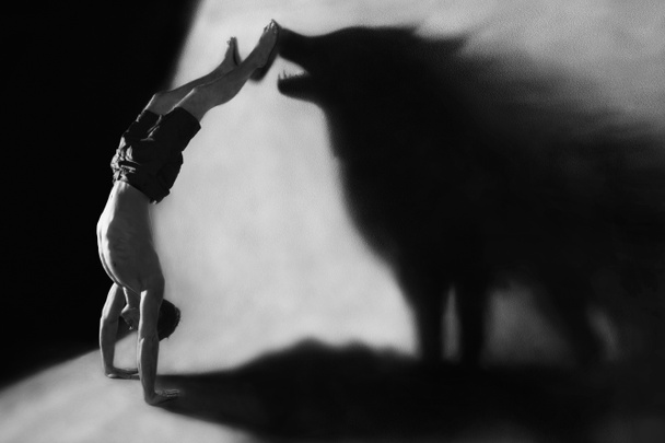 suporte de mão com silhueta lobo
 - Foto, Imagem