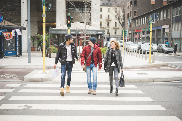 Multiraciale vrienden wandelen in de stad - Foto, afbeelding