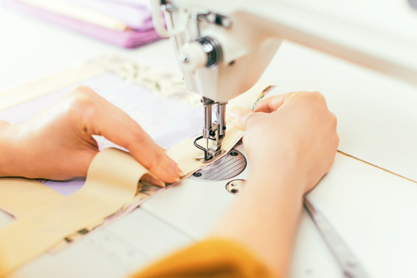 Woman's hands working on sewing machine. - Foto, Bild