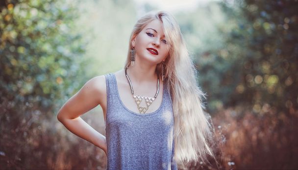 krásná mladá žena v šatech s dlouhou sněhobílé vlasy na nat - Fotografie, Obrázek