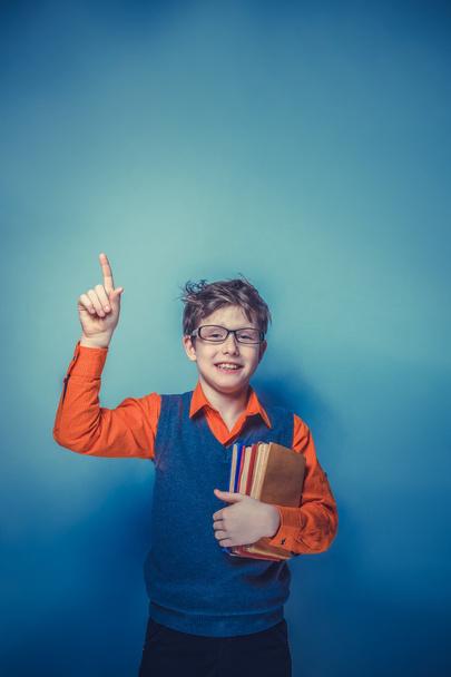 Rapaz de aparência europeia de dez anos de óculos polegares para cima, o ide
 - Foto, Imagem