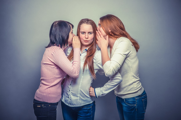 τρεις γυναικών γυναίκα γυναίκα τους φίλους κορίτσι κουτσομπολιού φήμες εκπλήξει s - Φωτογραφία, εικόνα