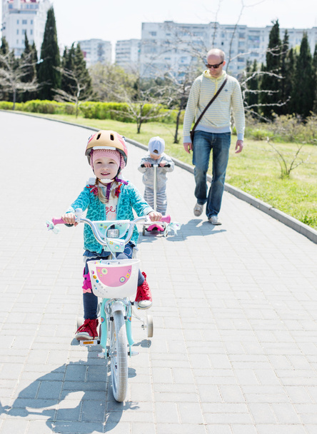 Щаслива маленька дівчинка на велосипеді
  - Фото, зображення