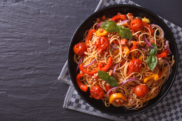 Espaguete bonito com carne picada e legumes, vista superior
 - Foto, Imagem