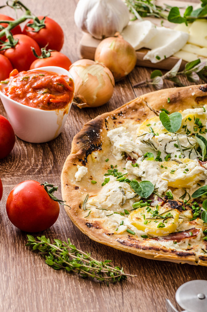 Pizza Bianco met rozemarijn en Pancetta - Foto, afbeelding