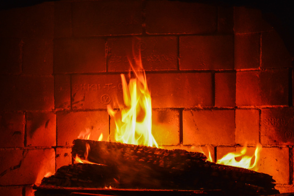 Płomieni i ognia w kominku - Zdjęcie, obraz