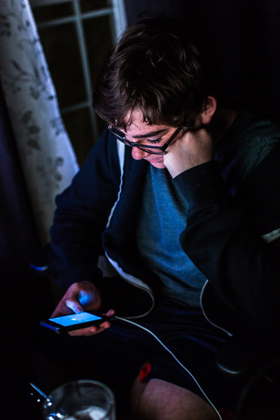 Adolescente chico en la computadora en su habitación
 - Foto, Imagen