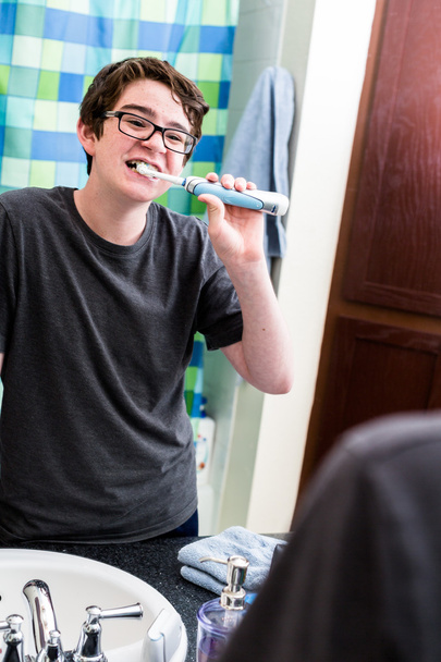 genç çocuk diş fırçalama - Fotoğraf, Görsel