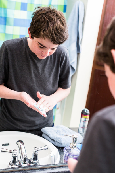 Teenage boy shaving - Zdjęcie, obraz