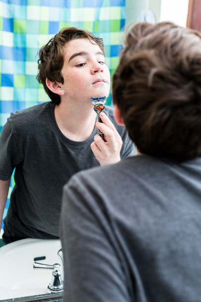 Adolescente chico afeitado
 - Foto, Imagen
