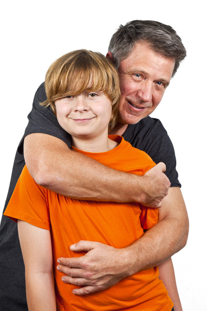 Isä ja onnellinen poika halaavat
 - Valokuva, kuva