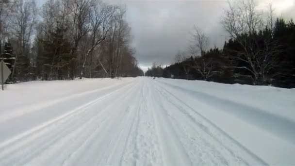 Paisaje de invierno de dos carriles rurales de nieve fresca
 - Imágenes, Vídeo