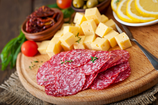 Antipasto catering lautasella salamia ja juustoa
 - Valokuva, kuva