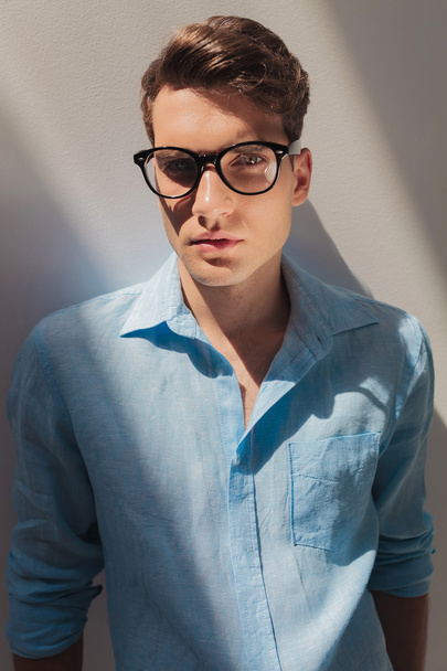 csinos, fiatal alkalmi férfi kék inget visel - Fotó, kép