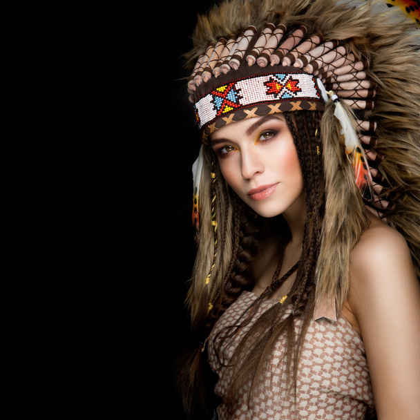 Красива етнічна леді з тарганом на голові
. - Фото, зображення