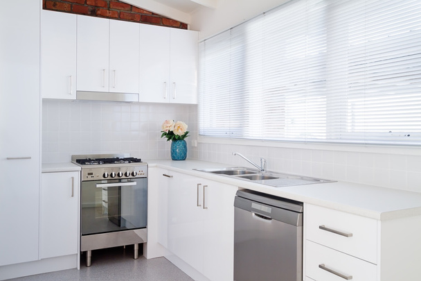 Helder wit modern appartement keuken - Foto, afbeelding