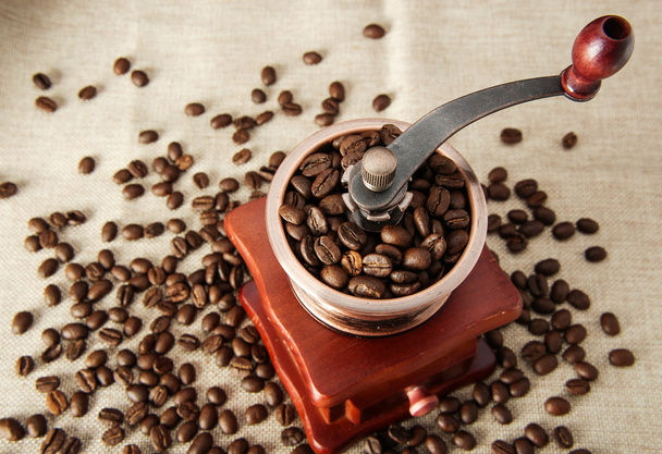 Kávébab és a kávébab grinder - Fotó, kép