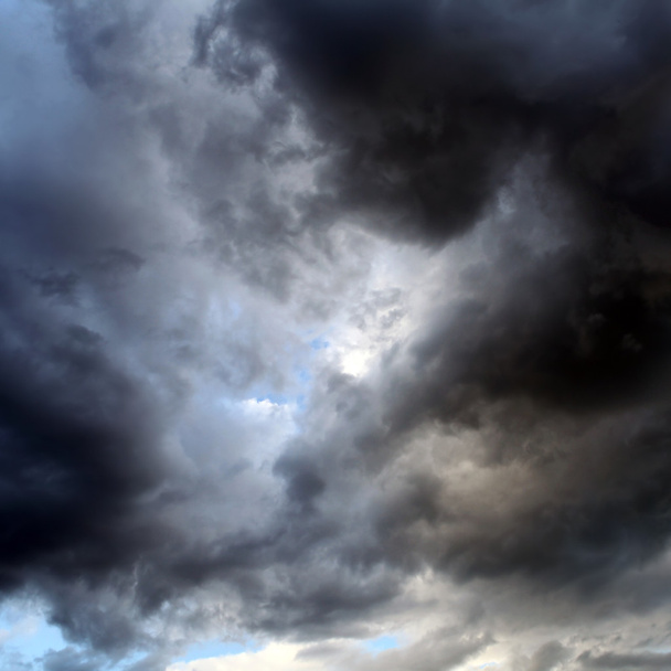 Dramatyczne chmury w tle - Zdjęcie, obraz