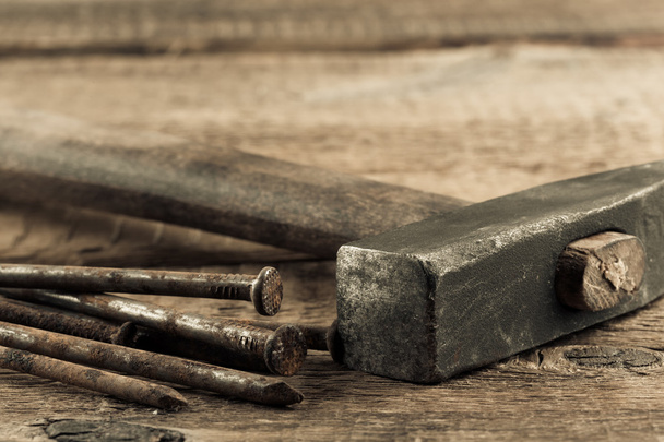 Vintage hammer with nails on wood background - Fotoğraf, Görsel