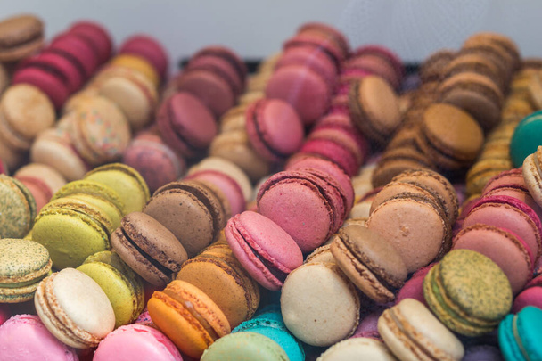 édes és színes francia macaroons - Fotó, kép