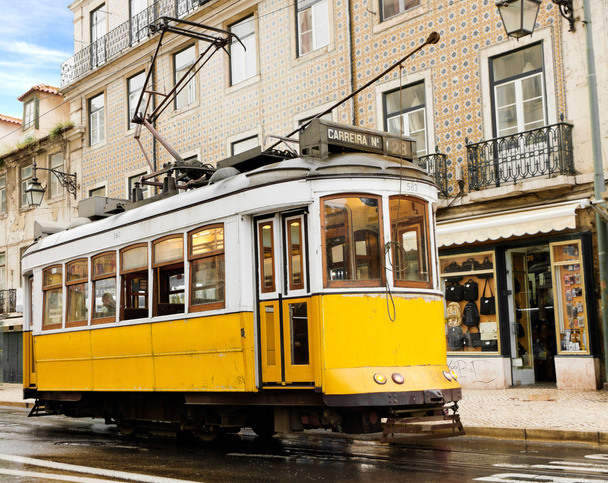 klasyczny żółty tramwaj, Lizbona, Portugalia - Zdjęcie, obraz