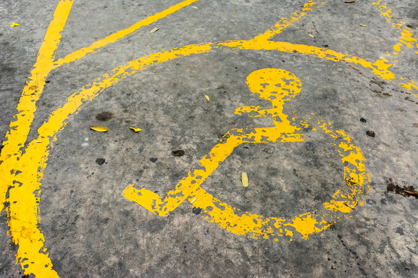 imagen del viejo símbolo para discapacitados en el espacio de estacionamiento
. - Foto, imagen