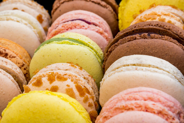Franse macarons op een plaat - Foto, afbeelding