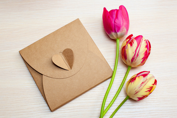 Tulipanes y cajas con regalos sobre fondo blanco
 - Foto, Imagen
