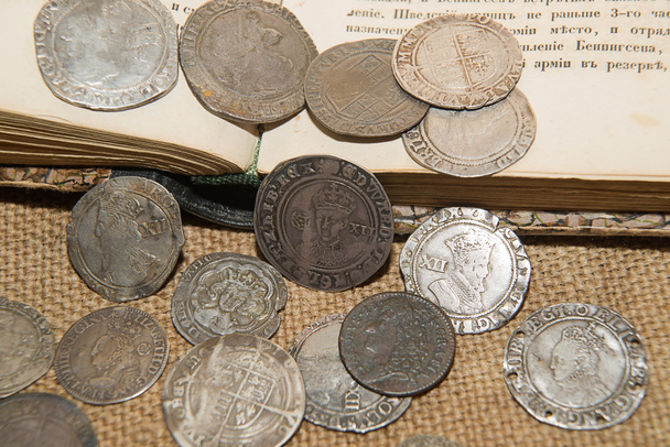 Oude Engeland zilver munten met portretten van koningen op de oude  - Foto, afbeelding