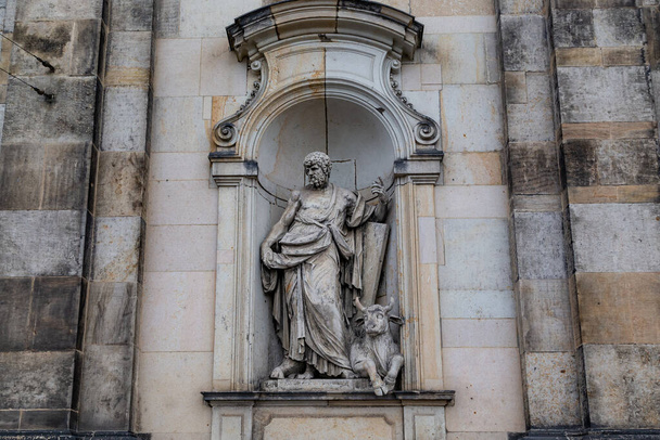 DRESDEN, DEUTSCHLAND - 3. NOVEMBER 2023: Das ist eine Skulptur des Apostels Lukas in einer Nische an der Fassade der Hofkirche. - Foto, Bild