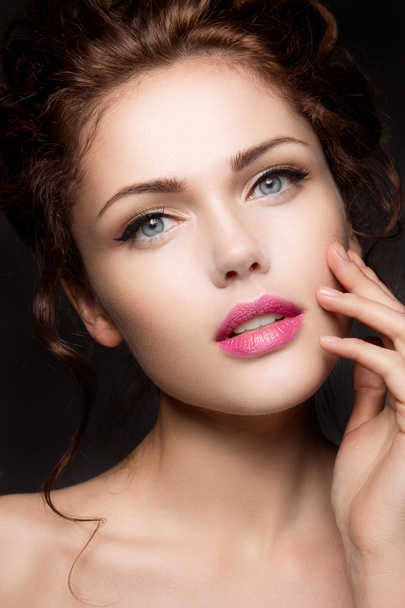 Close-up retrato de mulher bonita com maquiagem brilhante
 - Foto, Imagem