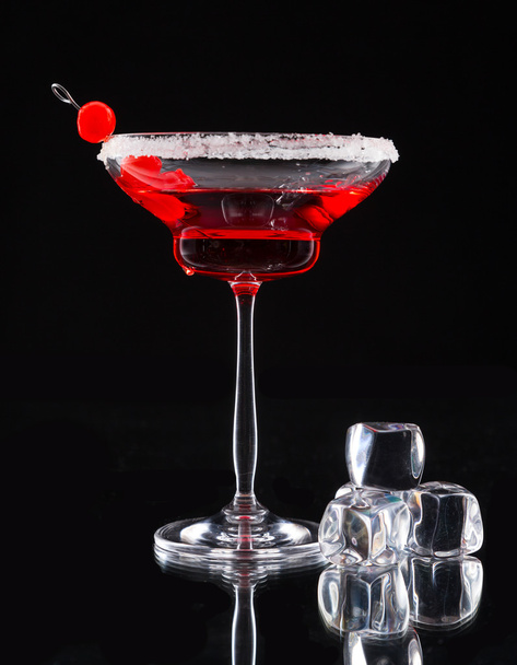 Bebida Martini servida sobre mesa de cristal con cubitos de hielo
 - Foto, imagen