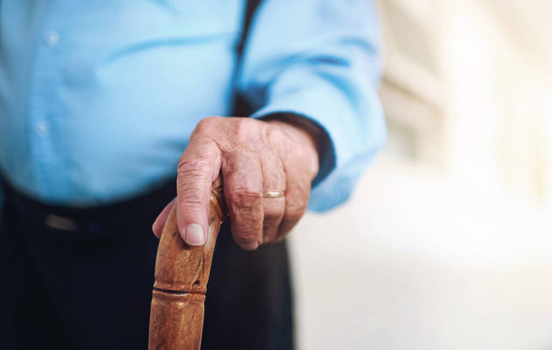 Nyugdíj és idős férfi sétabotos közelkép egyensúly, támogatás és wellness idős korban. Egészség és férfi személy fogyatékossággal és bottal a segítség, rehabilitáció és felépülés stroke. - Fotó, kép