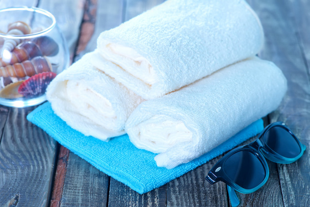 Witte towels handdoeken, zeeschelpen en zonnebril - Foto, afbeelding