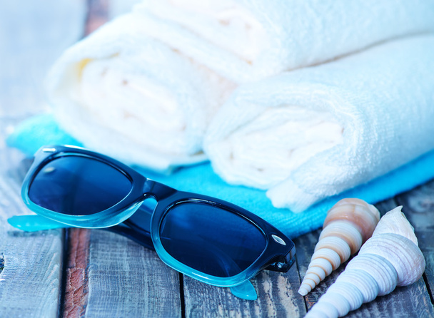 Witte towels handdoeken, zeeschelpen en zonnebril - Foto, afbeelding