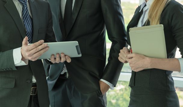 Üzleti partnerek használja dokumentumok és ötletek ülésén tabletta - Fotó, kép