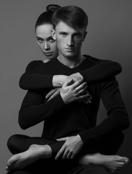 Schwarz-Weiß-Modefoto von sexy leidenschaftlichem Paar, das im Studio posiert. perfekte Haare und Haut. Natürliches Make-up. - Foto, Bild