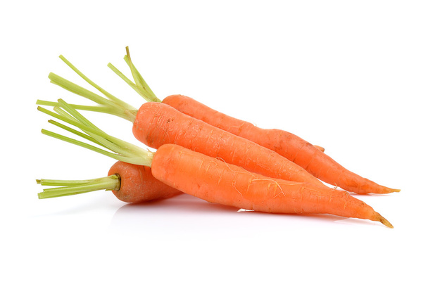 Свежая морковь на белом фоне - Фото, изображение
