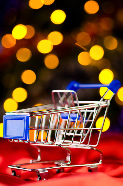 Shopping cart with decorative ball - Foto, Imagem