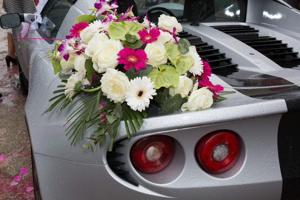 A szürke esküvői sport autó díszített - Fotó, kép