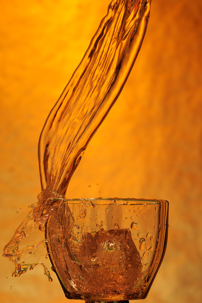 Splashing whisky - 写真・画像