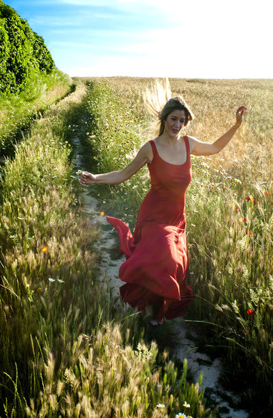 Beautiful blond woman in a path into a wheat field - Φωτογραφία, εικόνα