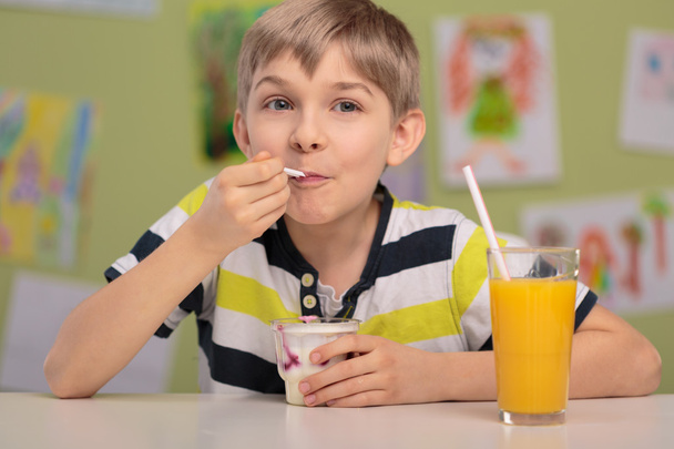 Boy eating healthy lunch - Fotó, kép