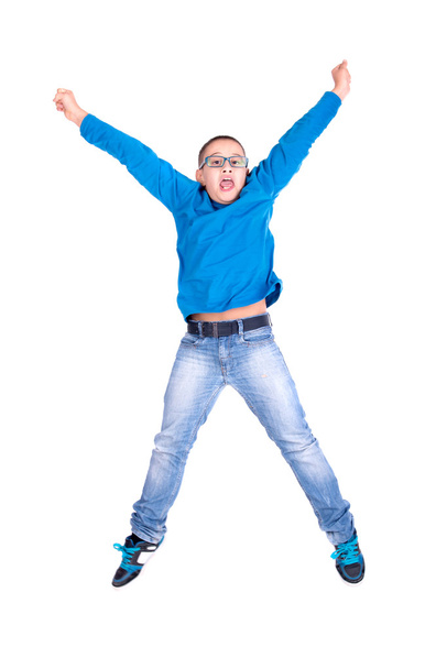 Nuori poika hyppii
 - Valokuva, kuva